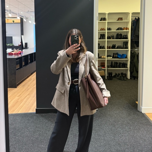 Meet your Posher, Léticia - Picture 1 of 1